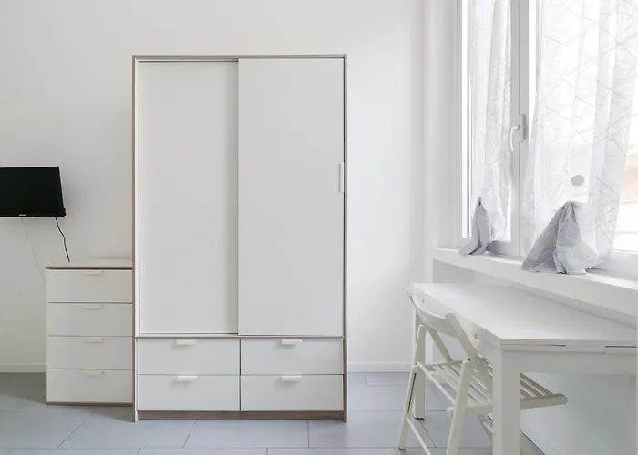 Guesthost - Bright Apartment Isola - Milano